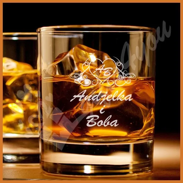 Imena u srcu čaše za viski